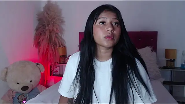 Snapshot of alinakiss chatting on December 22, 4:59 pm alinakiss online show from December 22, 4:59 pm