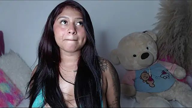 Snapshot of alinakiss chatting on January 6, 8:14 am alinakiss online show from January 6, 8:14 am