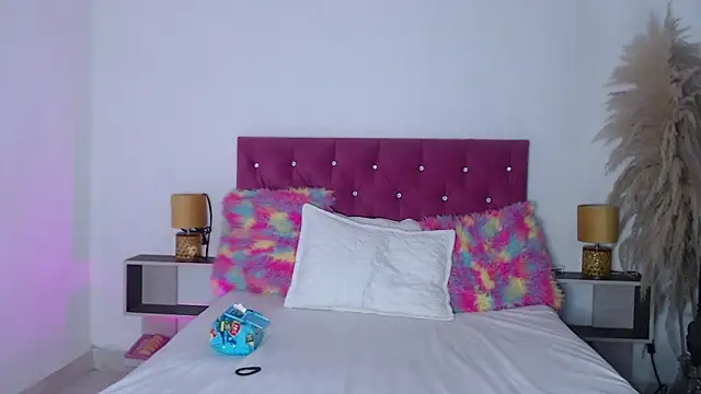 Snapshot of alinakiss chatting on March 9, 12:00 am alinakiss online show from March 9, 12:00 am