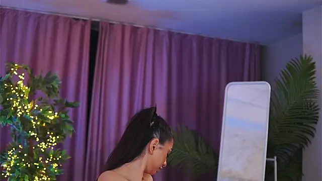 Snapshot of YemayaLuna chatting on December 16, 9:20 pm YemayaLuna online show from December 16, 9:20 pm