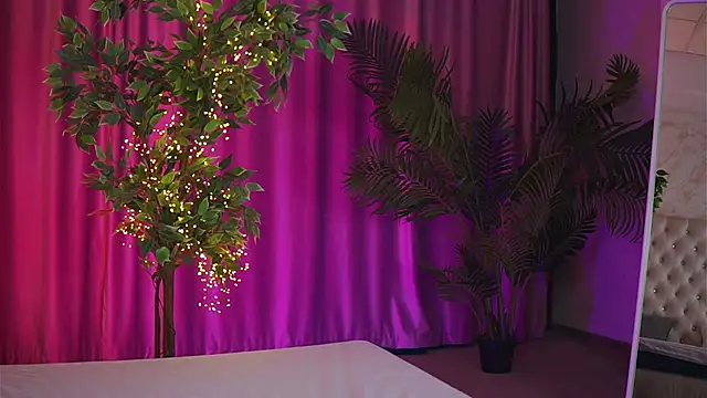 Snapshot of YemayaLuna chatting on February 11, 1:31 am YemayaLuna online show from February 11, 1:31 am