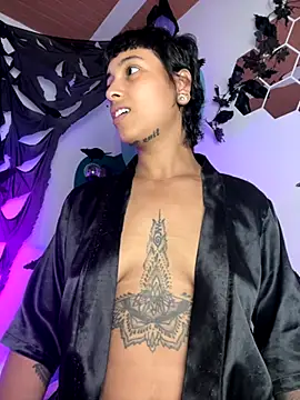 Snapshot of LollaByer chatting on October 31, 9:05 pm LollaByer online show from October 31, 9:05 pm