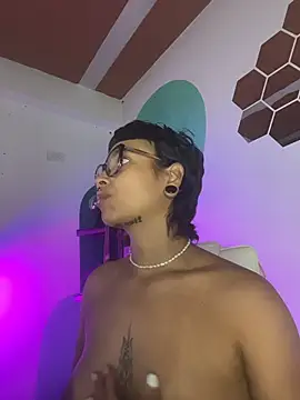 Snapshot of LollaByer chatting on November 6, 9:05 pm LollaByer online show from November 6, 9:05 pm