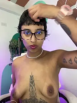 Snapshot of LollaByer chatting on November 29, 11:08 pm LollaByer online show from November 29, 11:08 pm