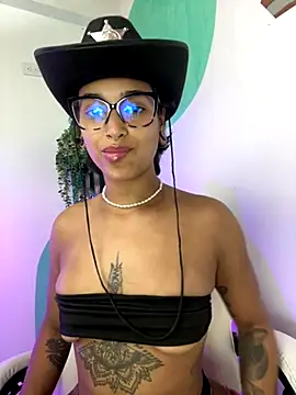 Snapshot of LollaByer chatting on December 1, 9:09 pm LollaByer online show from December 1, 9:09 pm