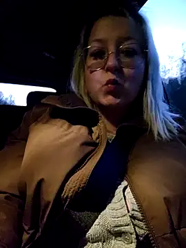 Snapshot of Lillyloo_ chatting on March 10, 5:50 pm Lillyloo  online show from March 10, 5:50 pm