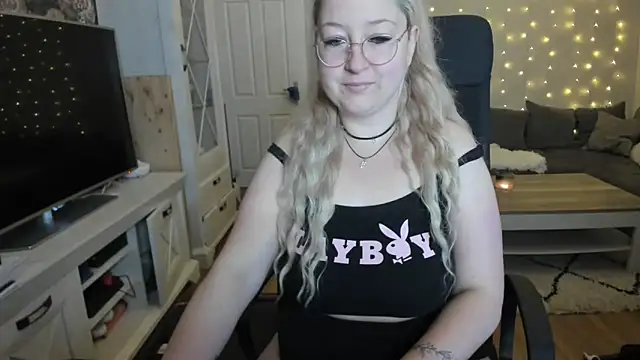 Snapshot of Lillyloo_ chatting on October 6, 3:48 am Lillyloo  online show from October 6, 3:48 am