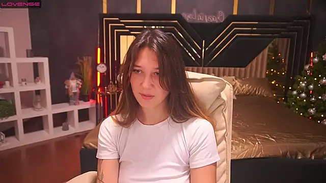 Snapshot of DreamyLinaa chatting on December 9, 10:32 am DreamyLinaa online show from December 9, 10:32 am