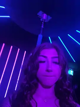 Snapshot of badlills201 chatting on February 19, 9:47 pm badlills201 online show from February 19, 9:47 pm