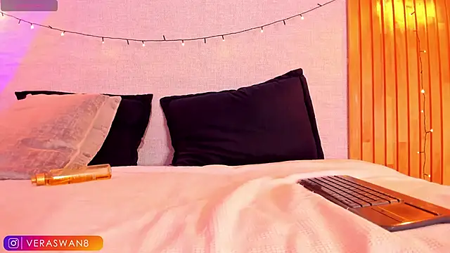 MoonSwan1 online show from January 8, 12:38 am