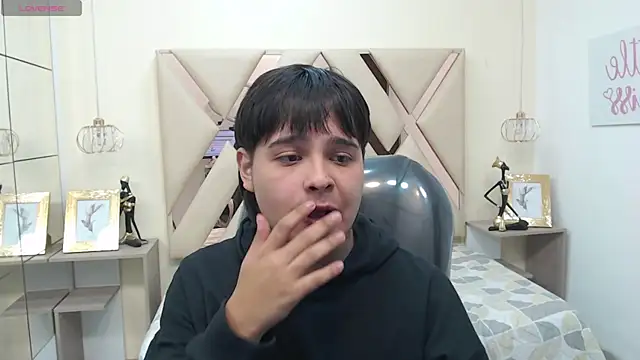 Snapshot of AndrewPherson chatting on January 6, 1:52 pm AndrewPherson online show from January 6, 1:52 pm