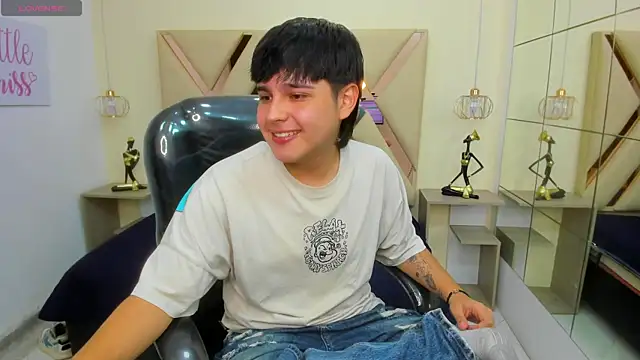 Snapshot of AndrewPherson chatting on April 12, 12:32 pm AndrewPherson online show from April 12, 12:32 pm