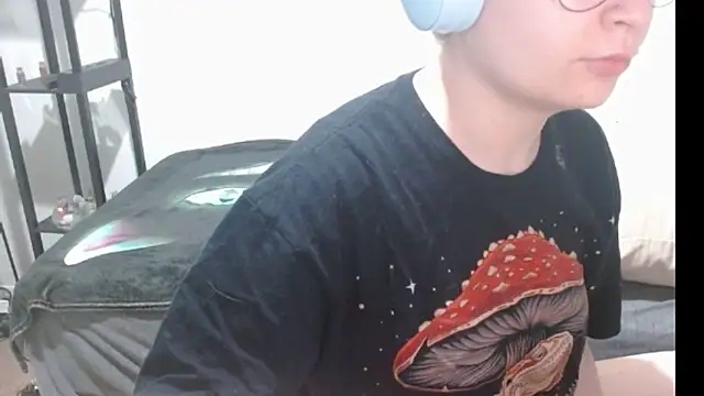 Snapshot of livcutebaby chatting on December 31, 1:52 pm livcutebaby online show from December 31, 1:52 pm