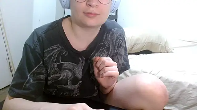 Snapshot of livcutebaby chatting on January 2, 6:07 am livcutebaby online show from January 2, 6:07 am