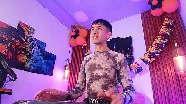 Noah Xitruxx online show from October 29, 2:58 am