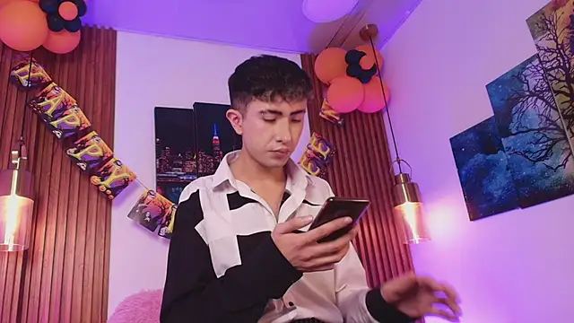 Noah Xitruxx online show from November 3, 2:57 am