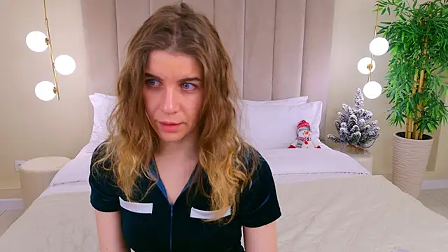 VikkiStorm online show from December 15, 9:45 am