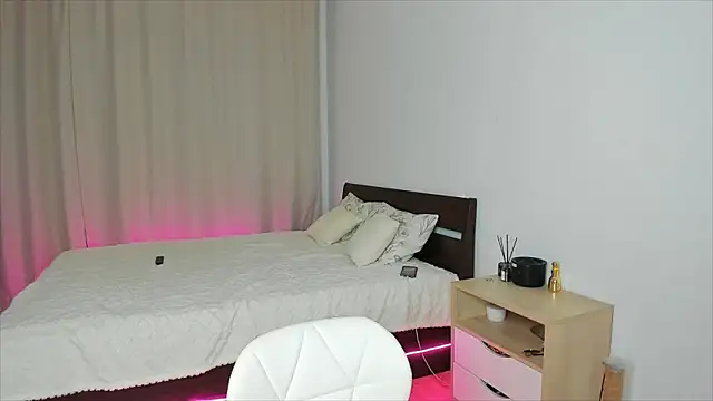 Xloe Queen online show from February 2, 1:32 pm