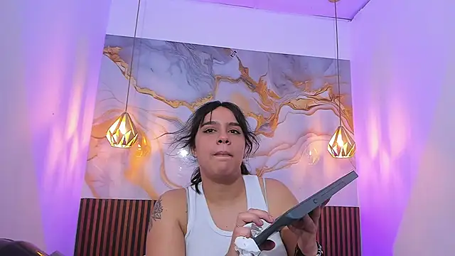 Snapshot of MelissaGilll chatting on December 19, 7:10 pm MelissaGilll online show from December 19, 7:10 pm