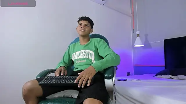 Snapshot of Jeffry_wolvess chatting on February 27, 11:38 pm Jeffry wolvess online show from February 27, 11:38 pm