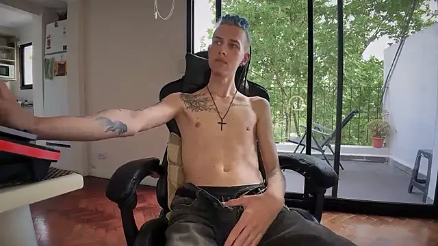 Snapshot of Den_BlueXx chatting on November 18, 8:02 pm Den BlueXx online show from November 18, 8:02 pm