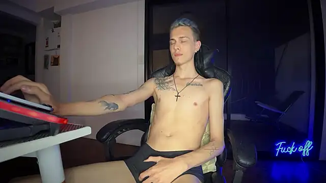 Snapshot of Den_BlueXx chatting on December 5, 6:00 am Den BlueXx online show from December 5, 6:00 am