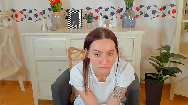 Snapshot of DarlineFrake chatting on December 16, 2:38 pm DarlineFrake online show from December 16, 2:38 pm