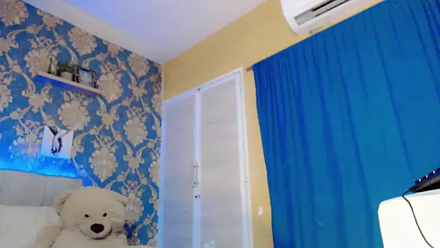 nicoledollts online show from November 1, 1:51 am