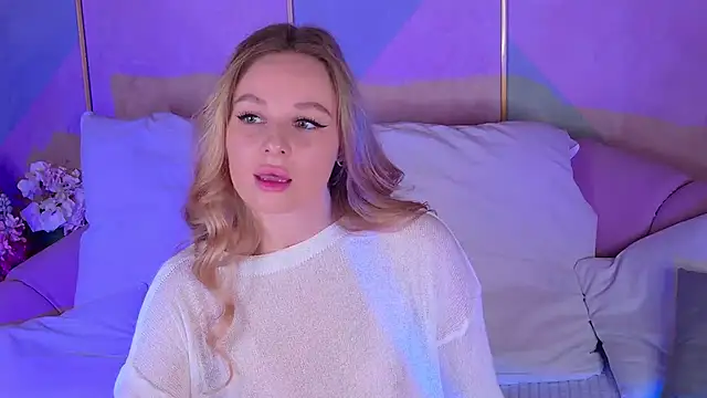 BeatriceEsmont online show from March 10, 8:45 pm