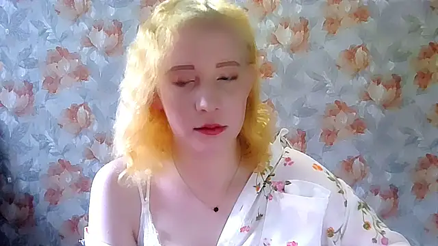 Snapshot of MelxMellie chatting on April 30, 2:12 pm MelxMellie online show from April 30, 2:12 pm