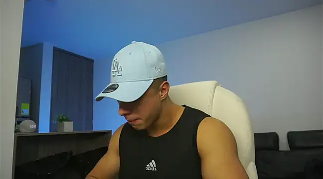 Snapshot of devin_hunter1 chatting on December 6, 3:41 am devin hunter1 online show from December 6, 3:41 am