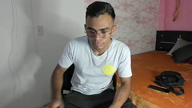 Snapshot of alessandro_2005 chatting on February 3, 7:10 pm alessandro 2005 online show from February 3, 7:10 pm