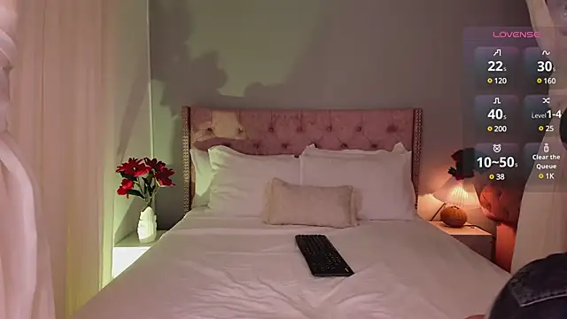 Lia Sweett  online show from February 26, 2:57 pm