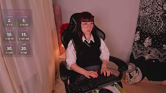 Lia Sweett  online show from February 28, 2:42 pm