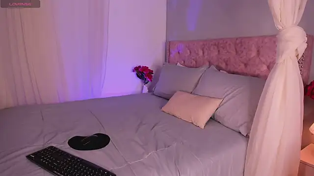 Lia Sweett  online show from March 3, 2:37 pm