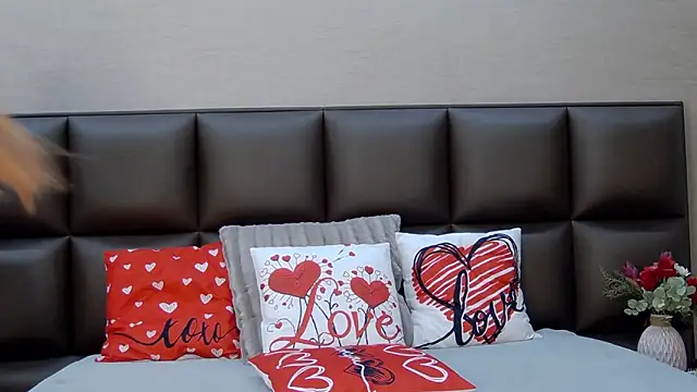 Snapshot of FoxyJoy chatting on February 13, 9:11 pm FoxyJoy online show from February 13, 9:11 pm