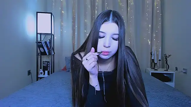 Snapshot of DellaRose chatting on December 17, 5:07 am DellaRose online show from December 17, 5:07 am