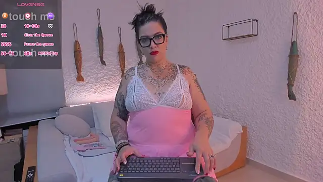 poisson ivy online show from February 11, 4:22 am