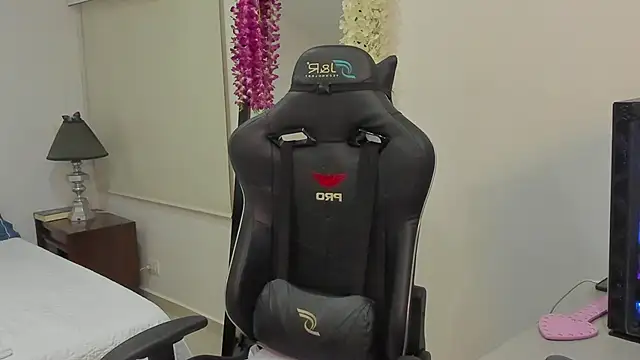 poisson ivy online show from March 7, 4:13 am