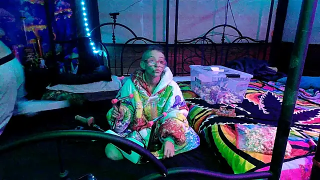 Stonermama666420 online show from October 9, 3:37 am