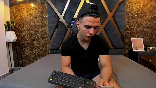 Flynn Riider online show from January 24, 2:41 pm