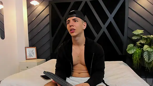 Flynn Riider online show from February 8, 11:44 am