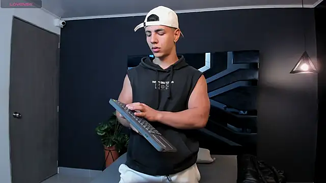 Flynn Riider online show from March 10, 11:10 am