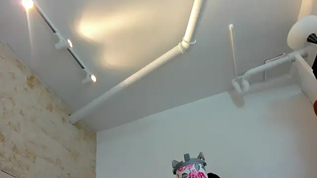 mia roldan  online show from December 18, 12:00 pm