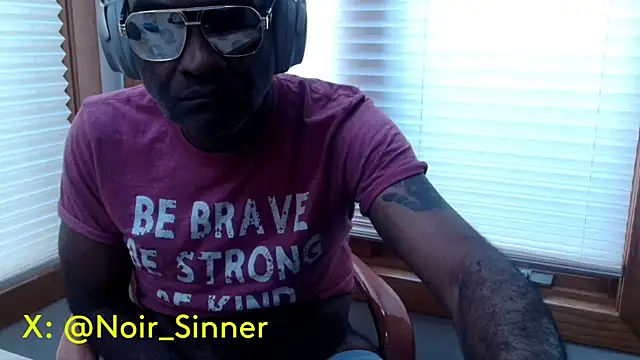 Snapshot of sinnernoir chatting on November 2, 2:08 pm sinnernoir online show from November 2, 2:08 pm