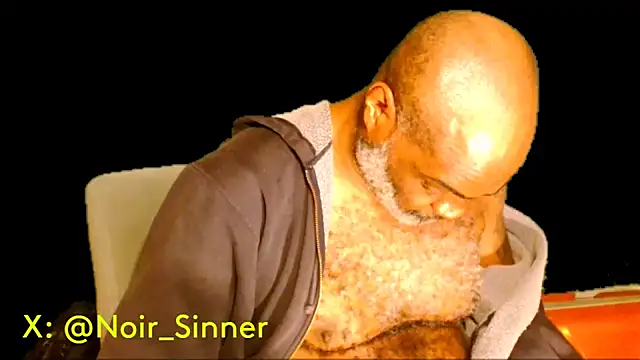 Snapshot of sinnernoir chatting on December 4, 8:34 am sinnernoir online show from December 4, 8:34 am