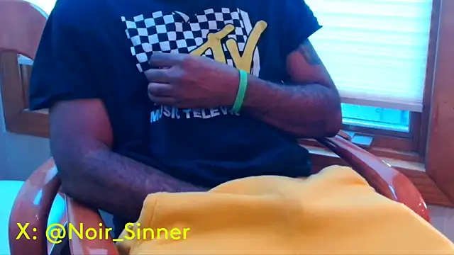 Snapshot of sinnernoir chatting on December 16, 1:49 pm sinnernoir online show from December 16, 1:49 pm