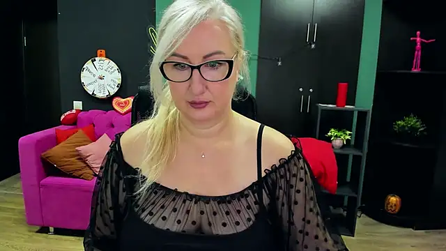 ChristyBrooks online show from November 15, 7:05 am