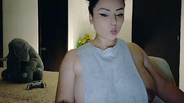 Snapshot of inocente_kitty chatting on November 15, 1:03 am inocente kitty online show from November 15, 1:03 am