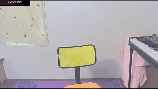 Snapshot of _hellostormy_ chatting on April 19, 8:11 pm hellostormy online show from April 19, 8:11 pm